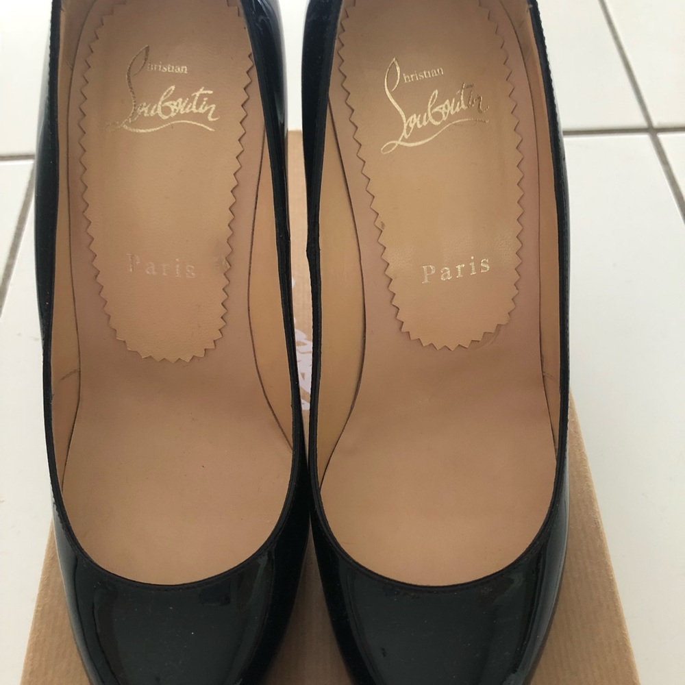 CHRISTIAN LOUBOUTIN Patent Pumps 38.5